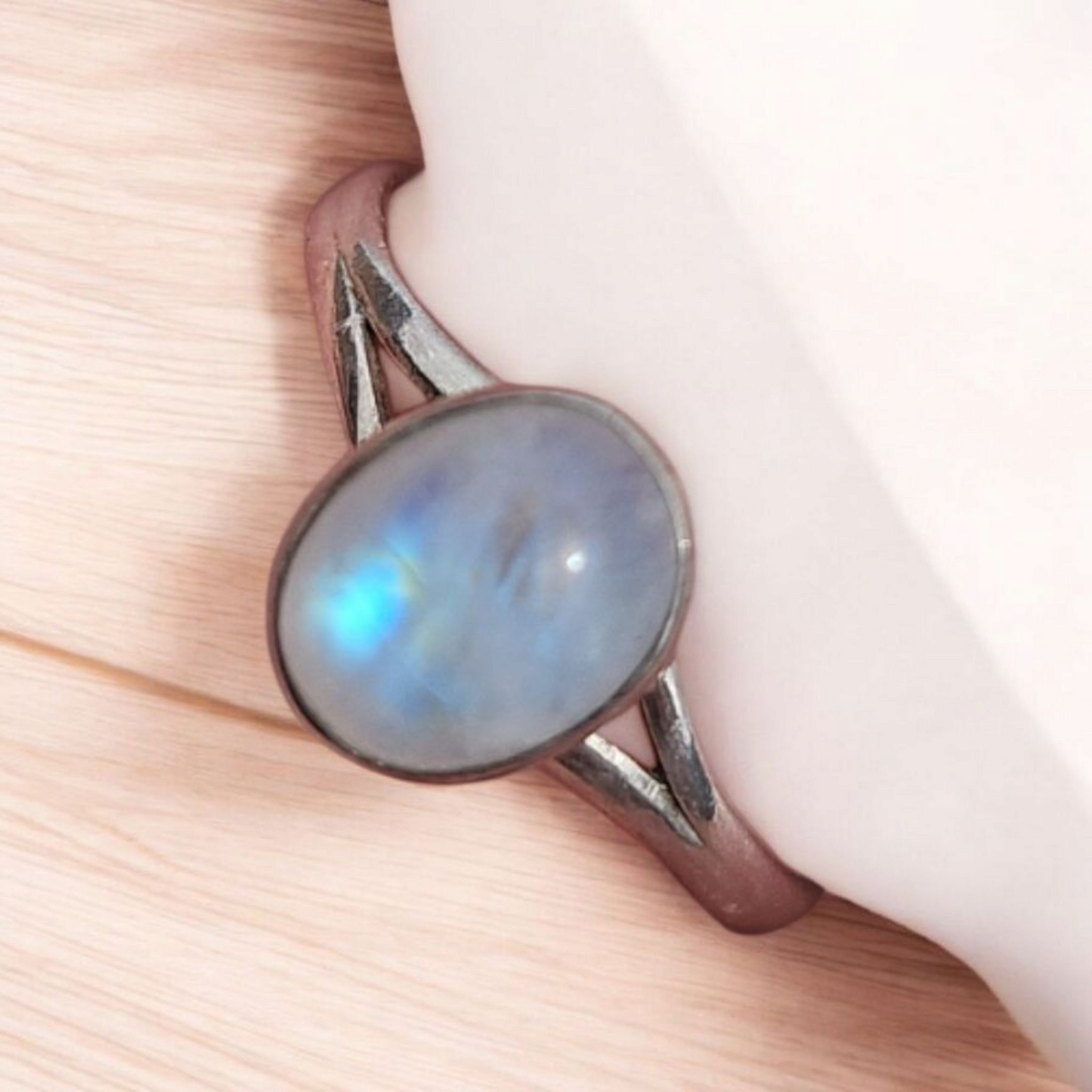 Stunning Oval shaped Moonstone ring